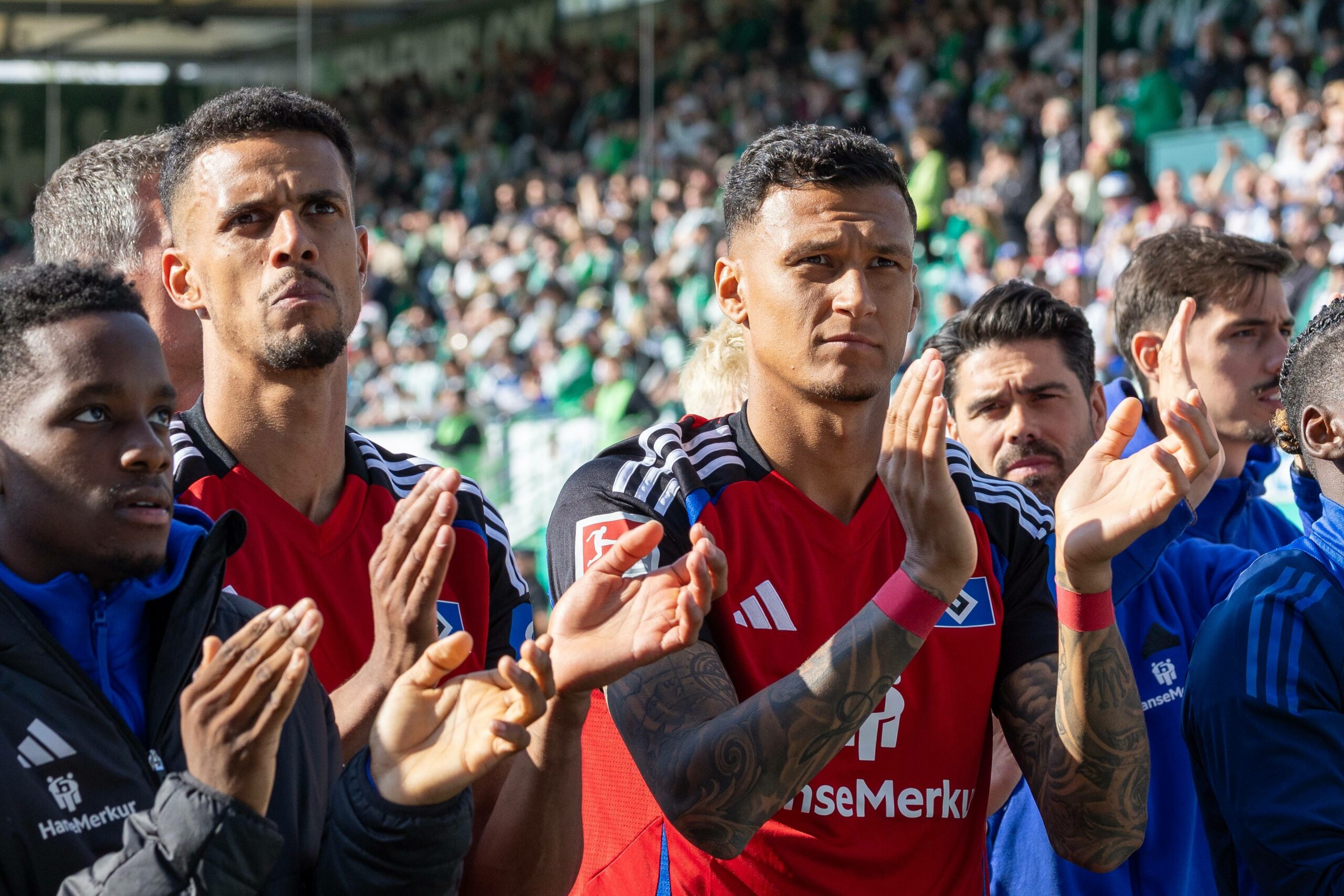 Robert Glatzel und Davie Selke klatschen vor den HSV-Fans