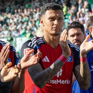 Robert Glatzel und Davie Selke klatschen vor den HSV-Fans