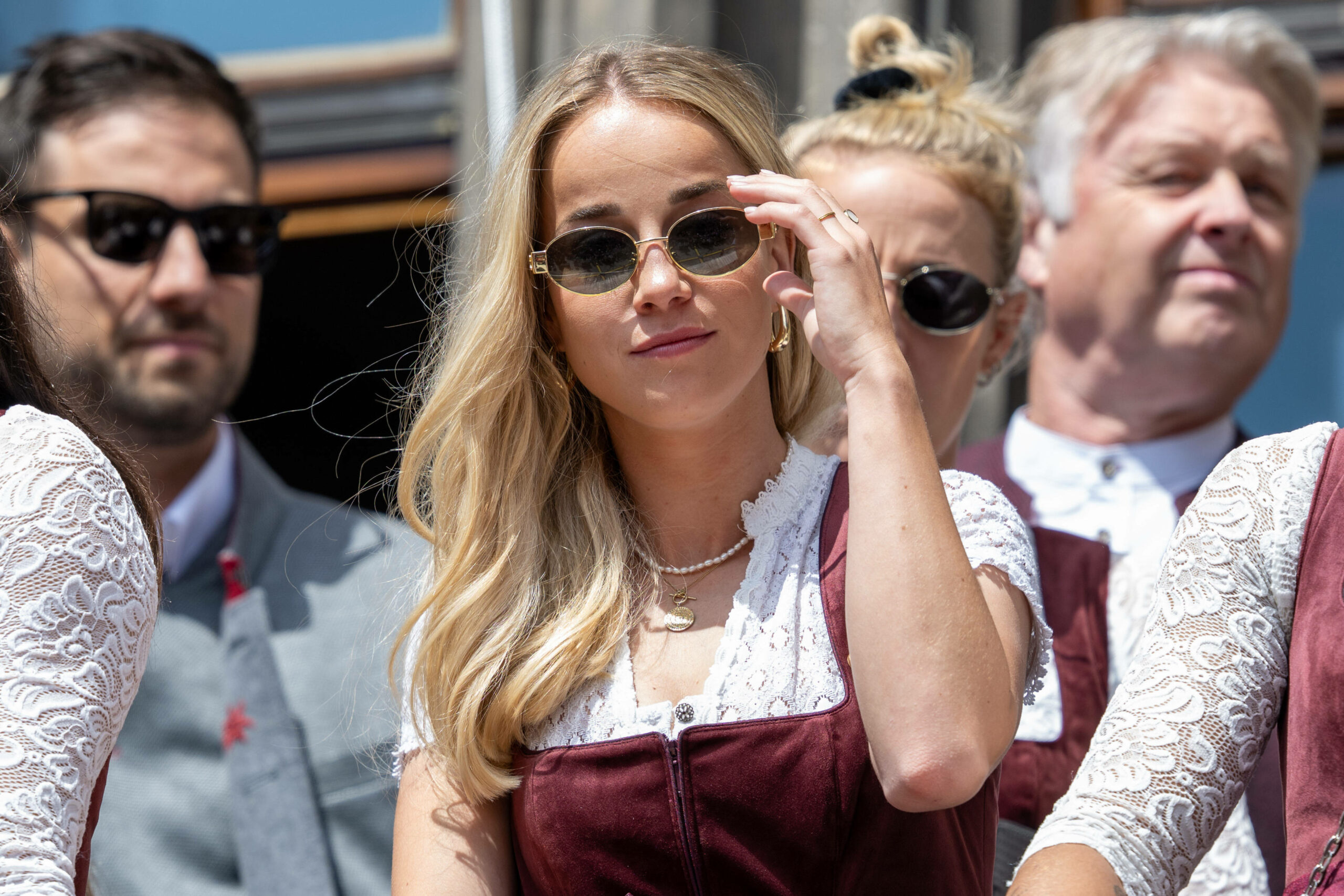 Giulia Gwinn lächelt mit Sonnenbrille auf dem Rathaus-Balkon in München