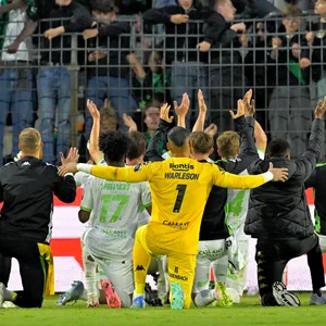 Zum Niederknien: Die Profis des belgischen Erstligisten Cercle Brügge bejubeln mit ihren Fans das 5:1 gegen Patro Eisden. Auch im HSV-Lager freute man sich mit.