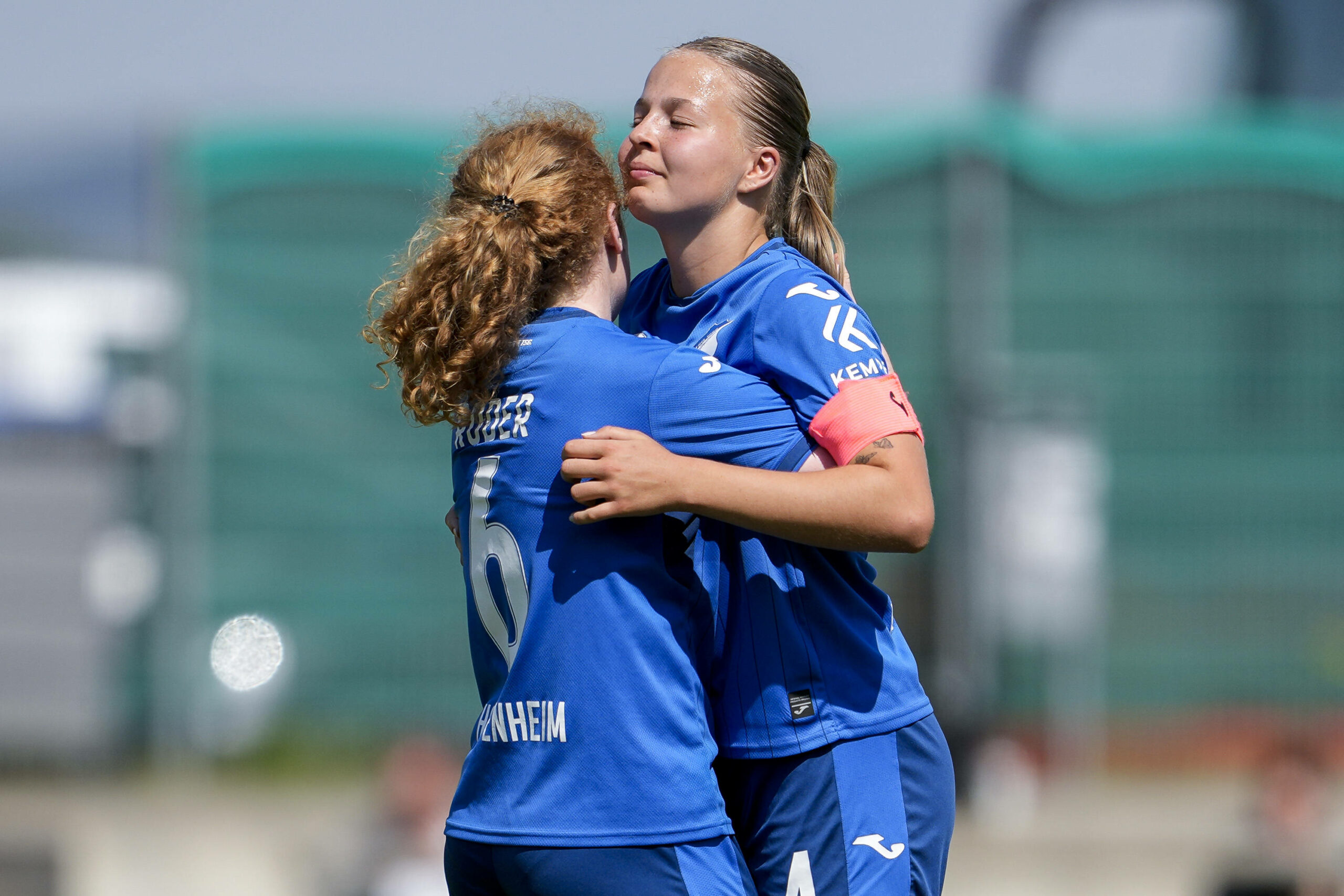 Milena Röder und Sophia Gerber freuen und umarmen sich.