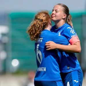 Milena Röder und Sophia Gerber freuen und umarmen sich.
