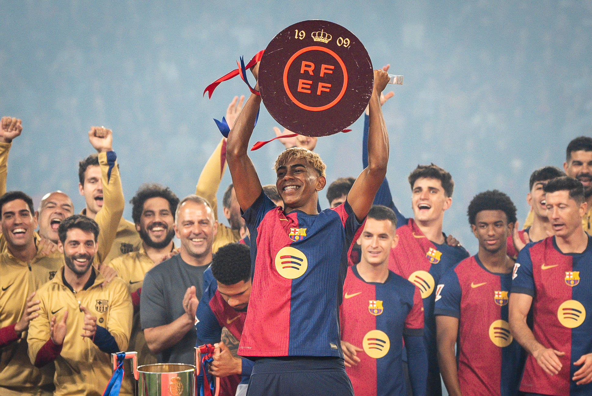 Lamine Yamal mit der Trophäe der Spanischen Liga