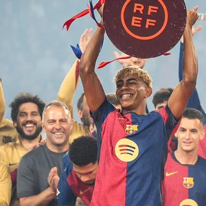Lamine Yamal mit der Trophäe der Spanischen Liga