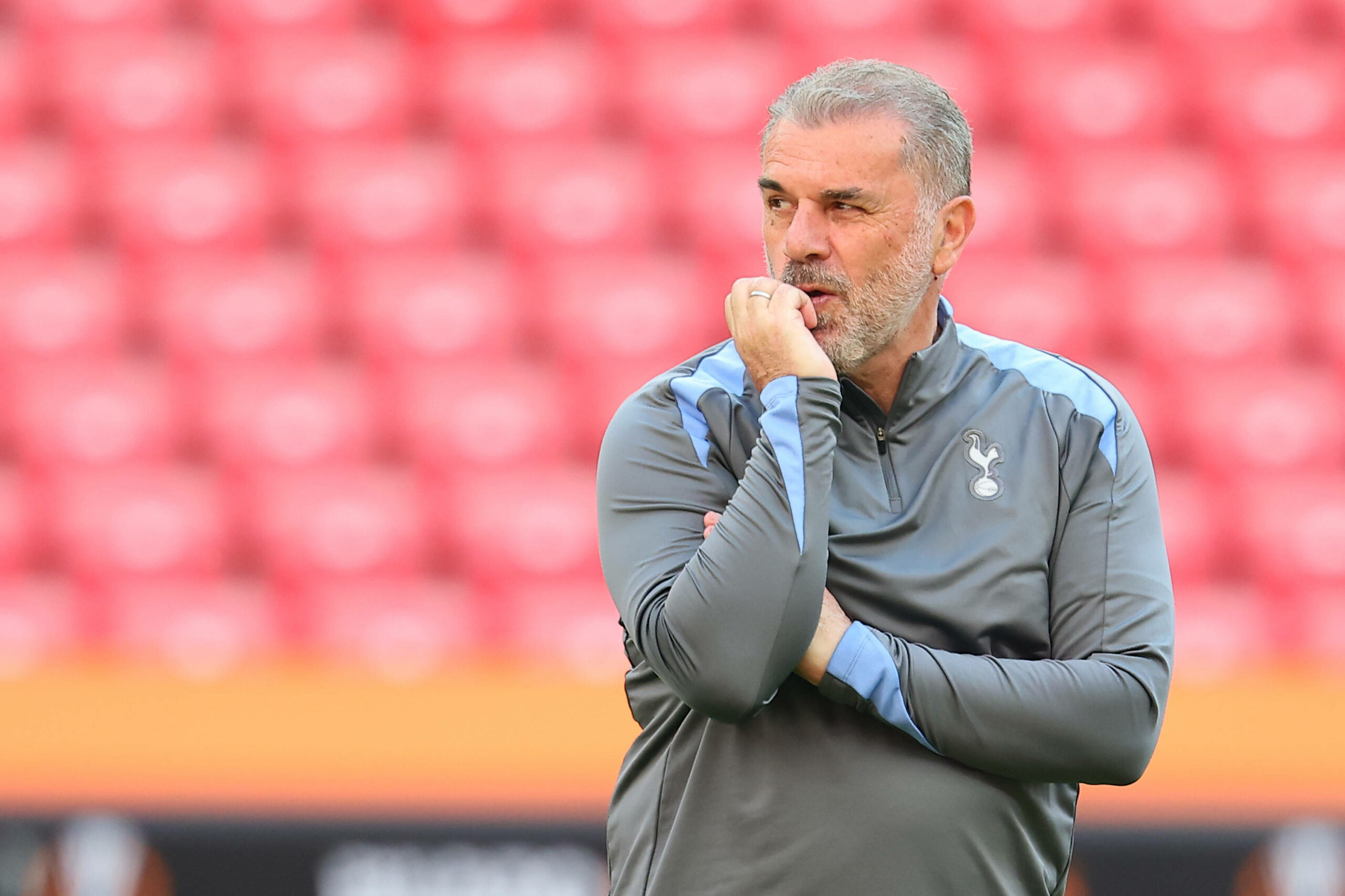 Ange Postecoglou beißt sich auf die Hand