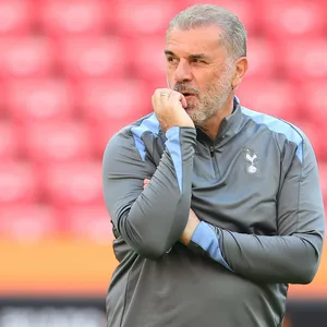 Ange Postecoglou beißt sich auf die Hand