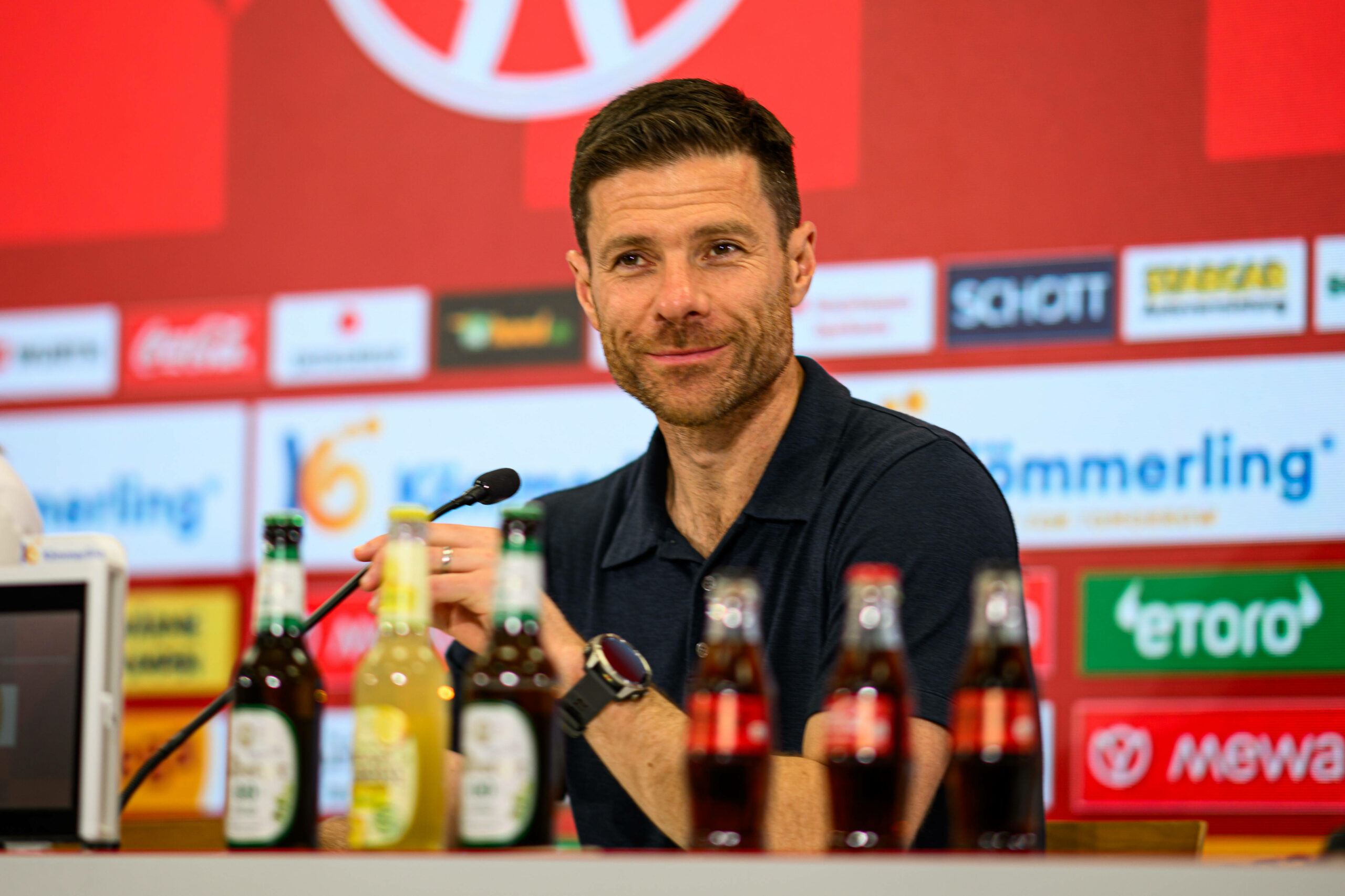 Xabi Alonso bei einer Pressekonferenz