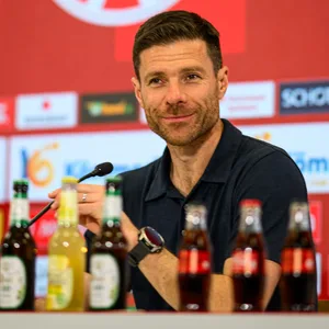 Xabi Alonso bei einer Pressekonferenz
