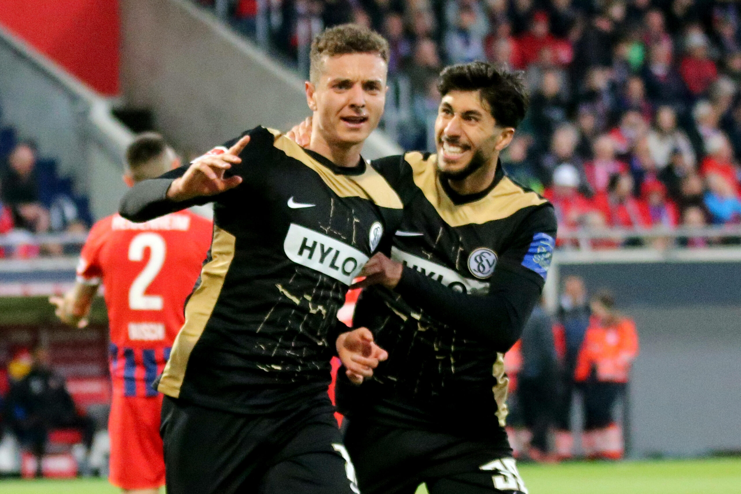 Fisnik Asllani jubelt über seinen Treffer zum 2:0 gegen Heidenheim.