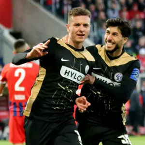 Fisnik Asllani jubelt über seinen Treffer zum 2:0 gegen Heidenheim.