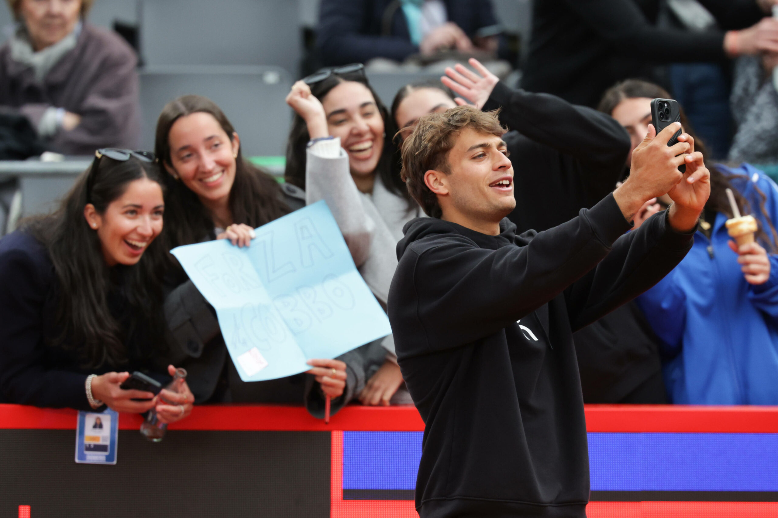 Dem Italiener Flavio Cobolli fliegen am Rothenbaum nicht zuletzt die Herzen der weiblichen Fans zu.