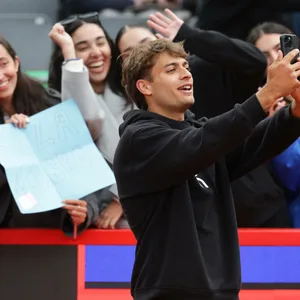 Dem Italiener Flavio Cobolli fliegen am Rothenbaum nicht zuletzt die Herzen der weiblichen Fans zu.