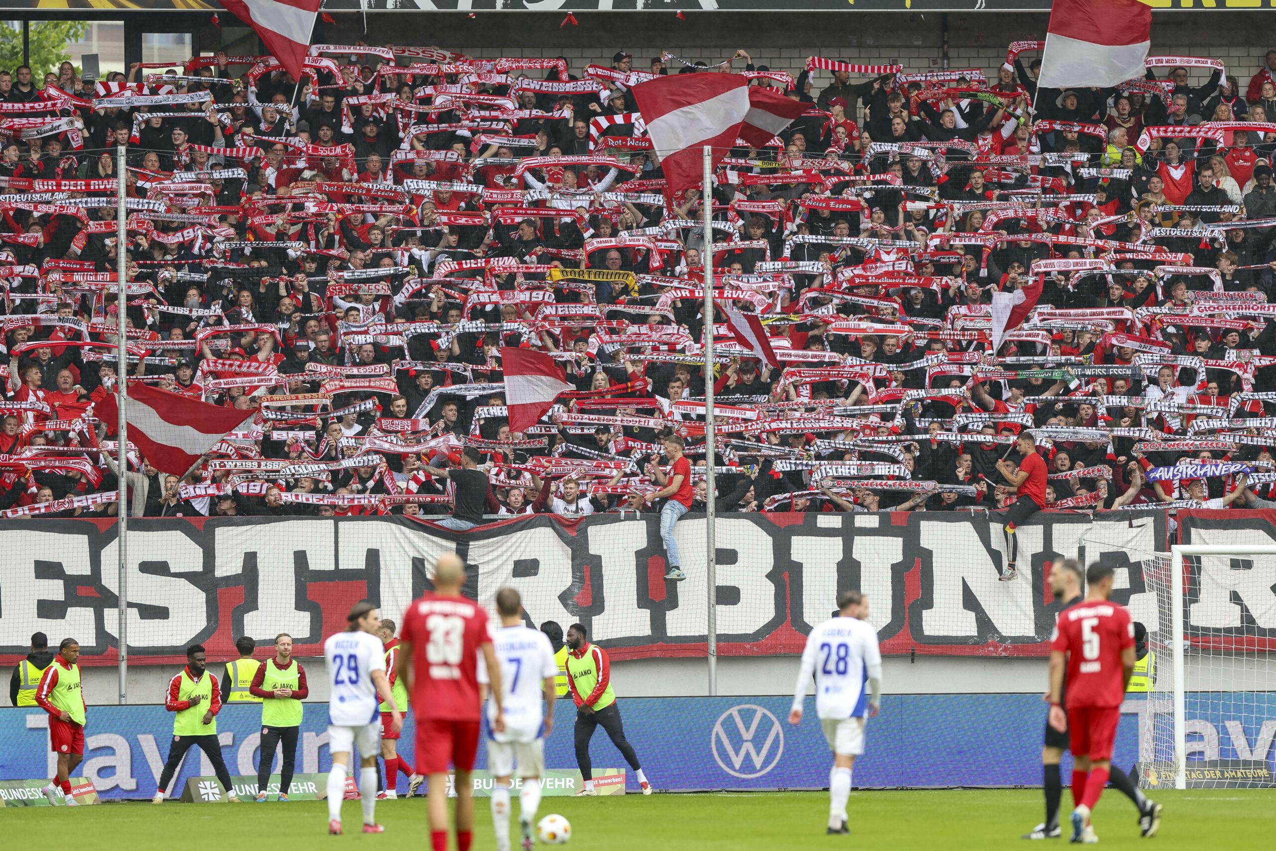 Fans von Rot-Weiss Essen im Niederrhein-Pokalfinale gegen Duisburg