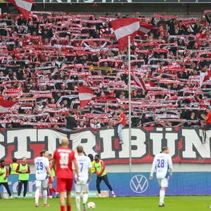 Fans von Rot-Weiss Essen im Niederrhein-Pokalfinale gegen Duisburg