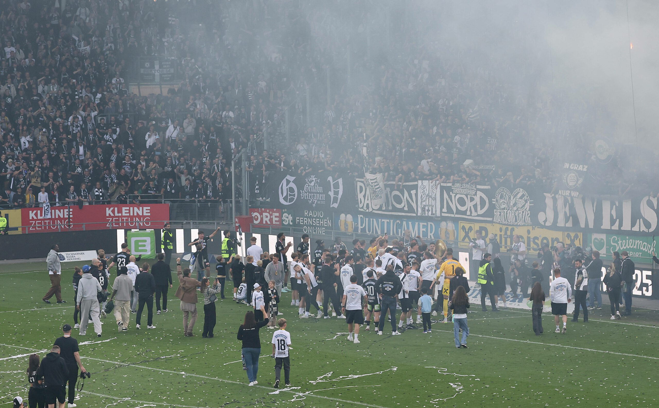 Die Spieler vor der Fan-Tribüne