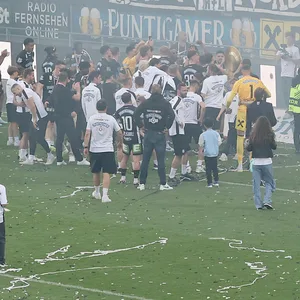 Die Spieler vor der Fan-Tribüne