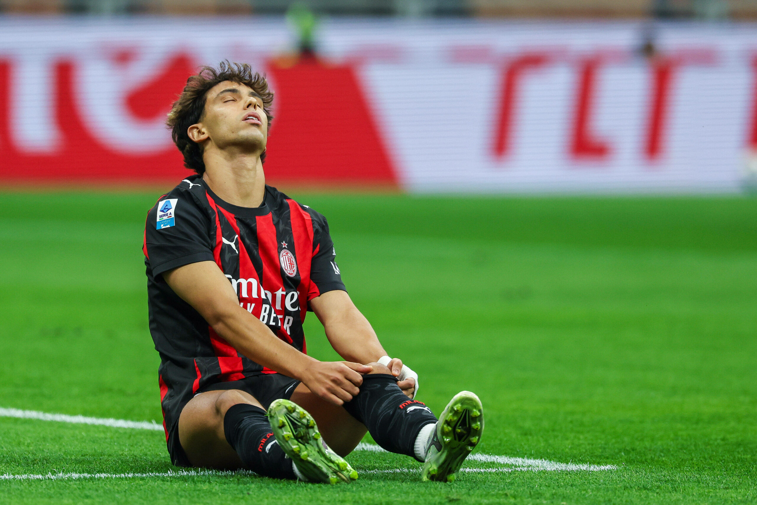 João Félix sitz enttäuscht auf dem Rasen
