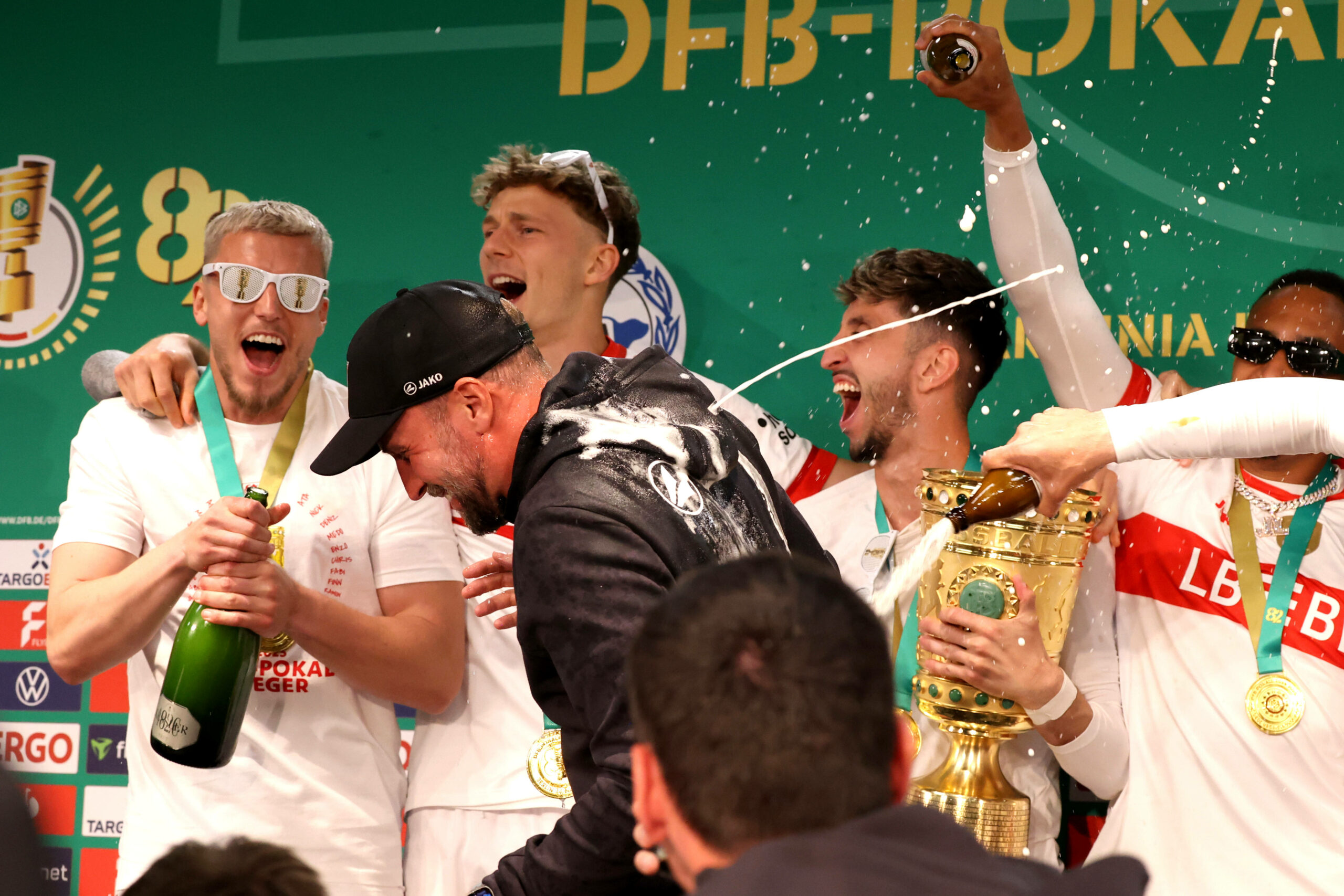 Sebastian Hoeneß auf der Pressekonferenz mit einer Sekt und Bierdusche