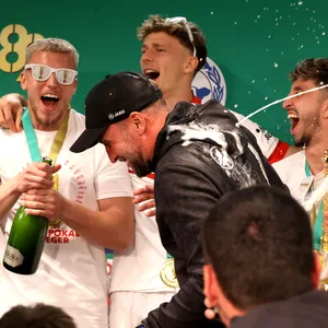 Sebastian Hoeneß auf der Pressekonferenz mit einer Sekt und Bierdusche
