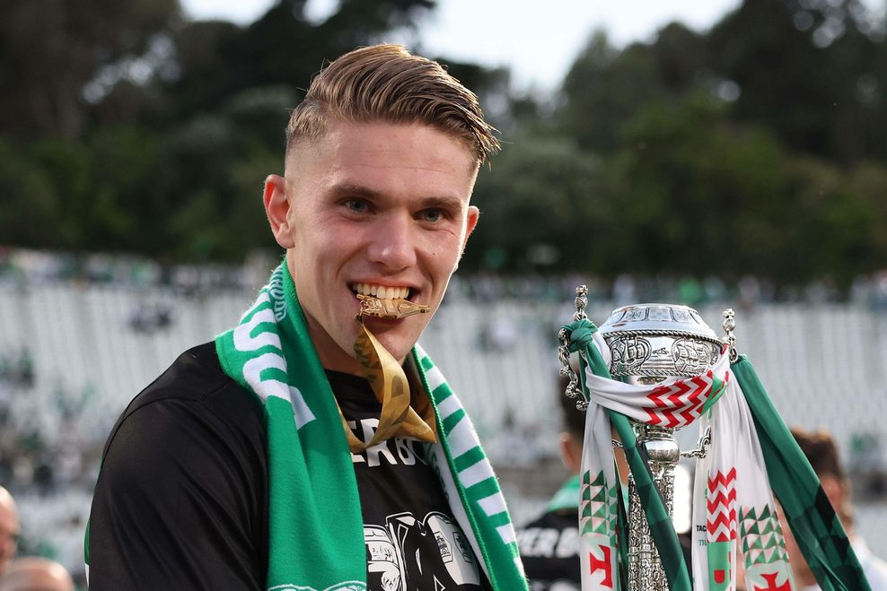Viktor Gyökeres beißt in die Medaille für die portugiesischen Pokalsieger.