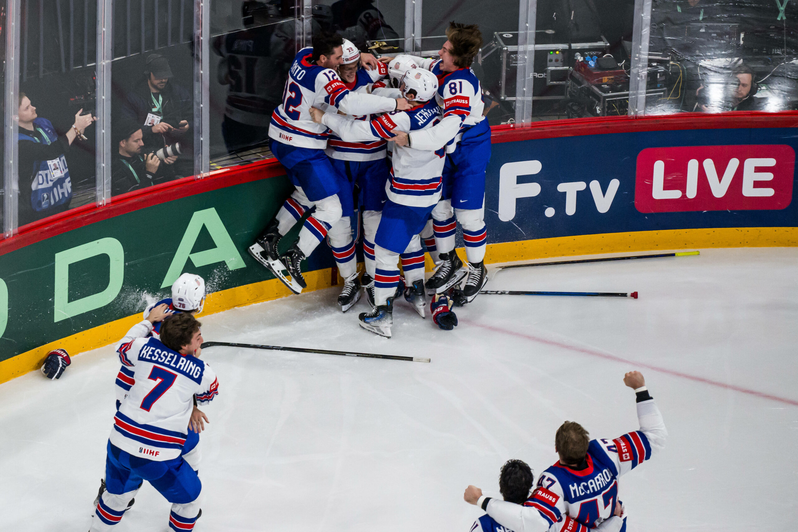 USA-Spieler jubeln auf dem Eis