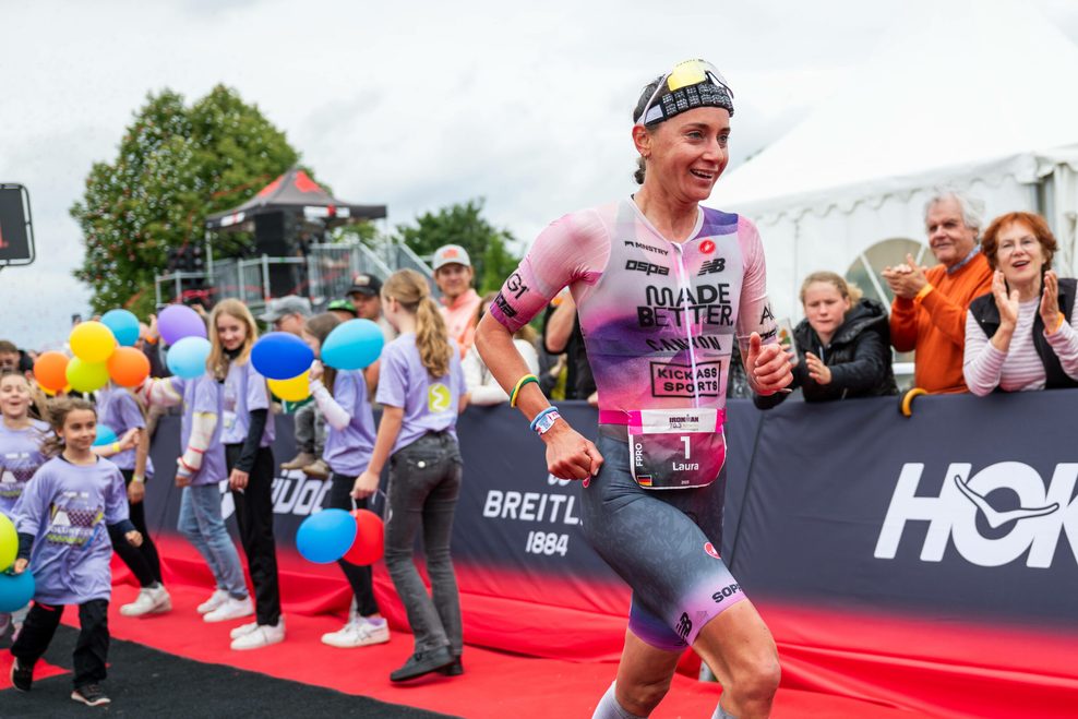 Laura Philipp beim Zieleinlauf des Ironman 70.3 Kraichgau