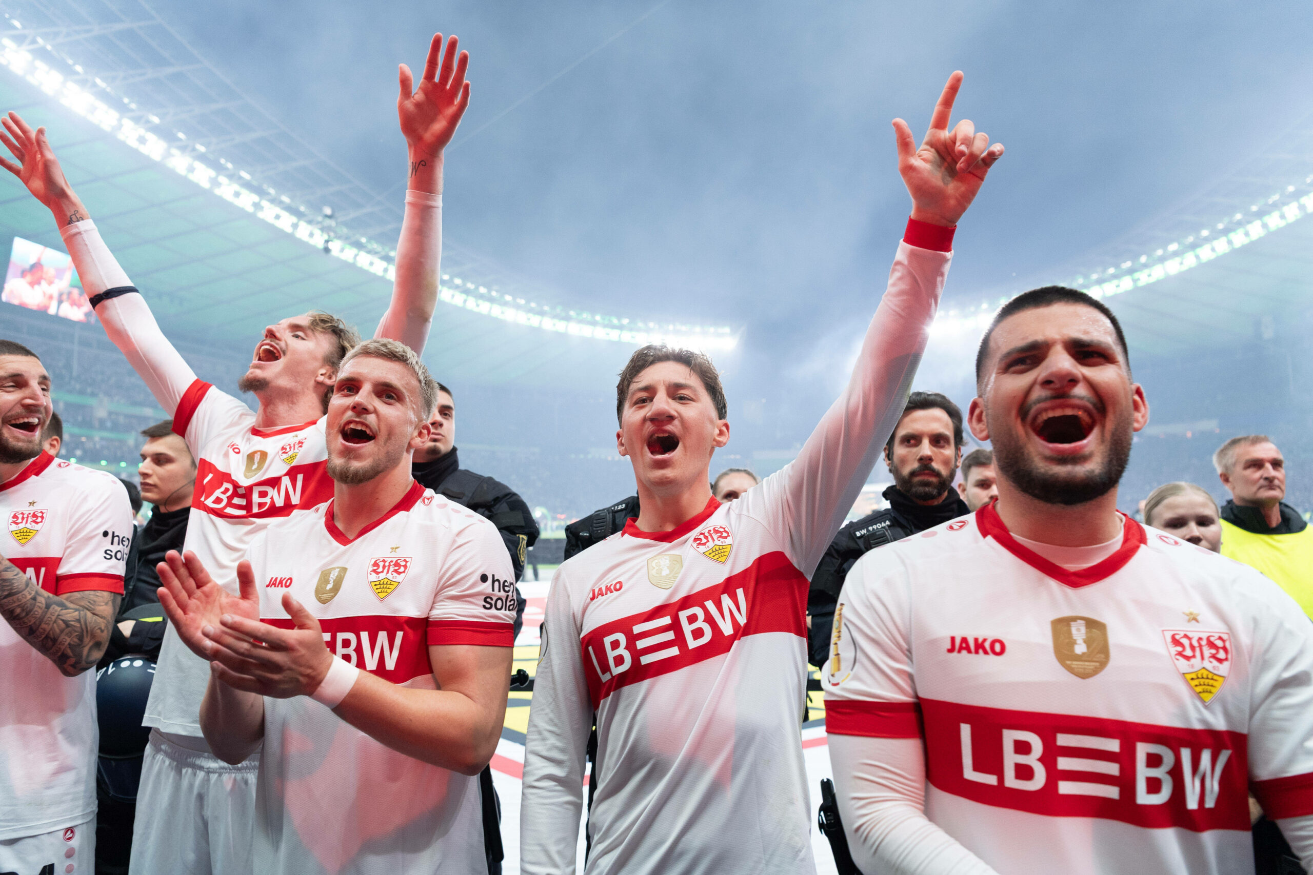 VfB-Spieler bejubeln den DFB-Pokal-Sieg