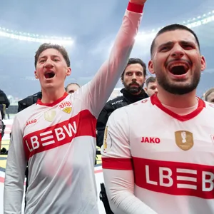 VfB-Spieler bejubeln den DFB-Pokal-Sieg