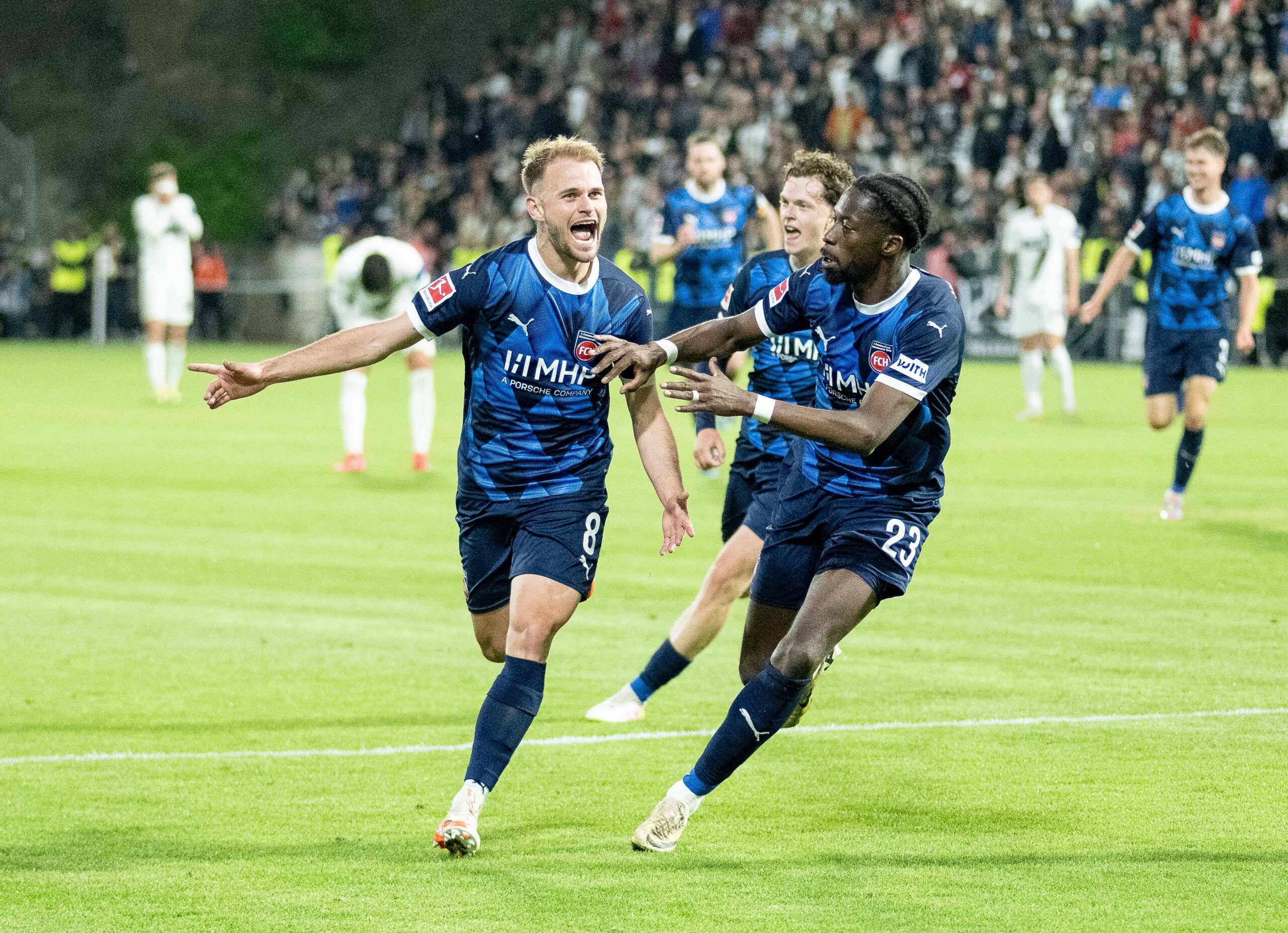Leo Scienza bejubelt sein 2:1 in Elversberg