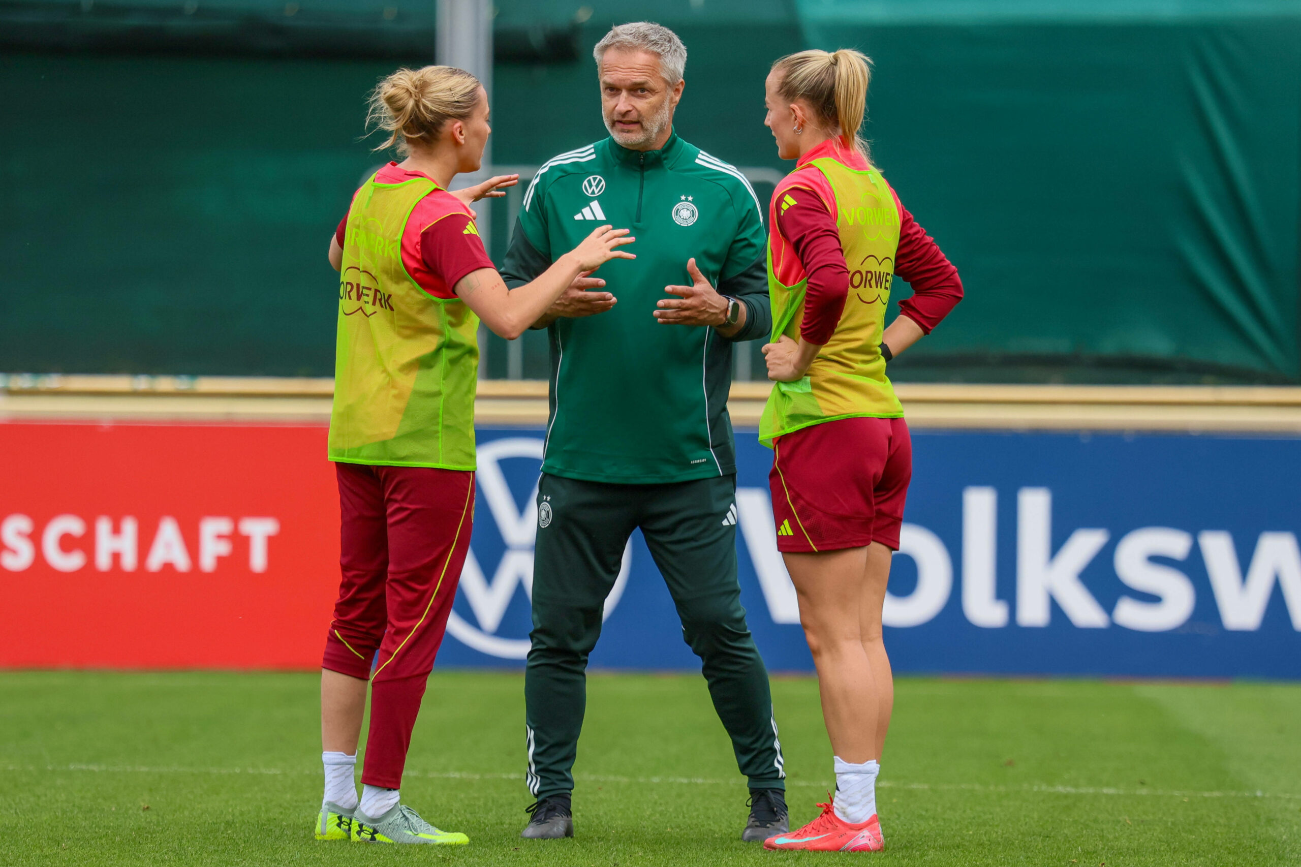 Bundestrainer Christian Wück diskutiert mit Laura Freigang (l.) und Lea Schüller.