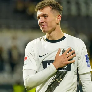 Fisnik Asllani hält sich die Hand aufs Elversberg-Logo.