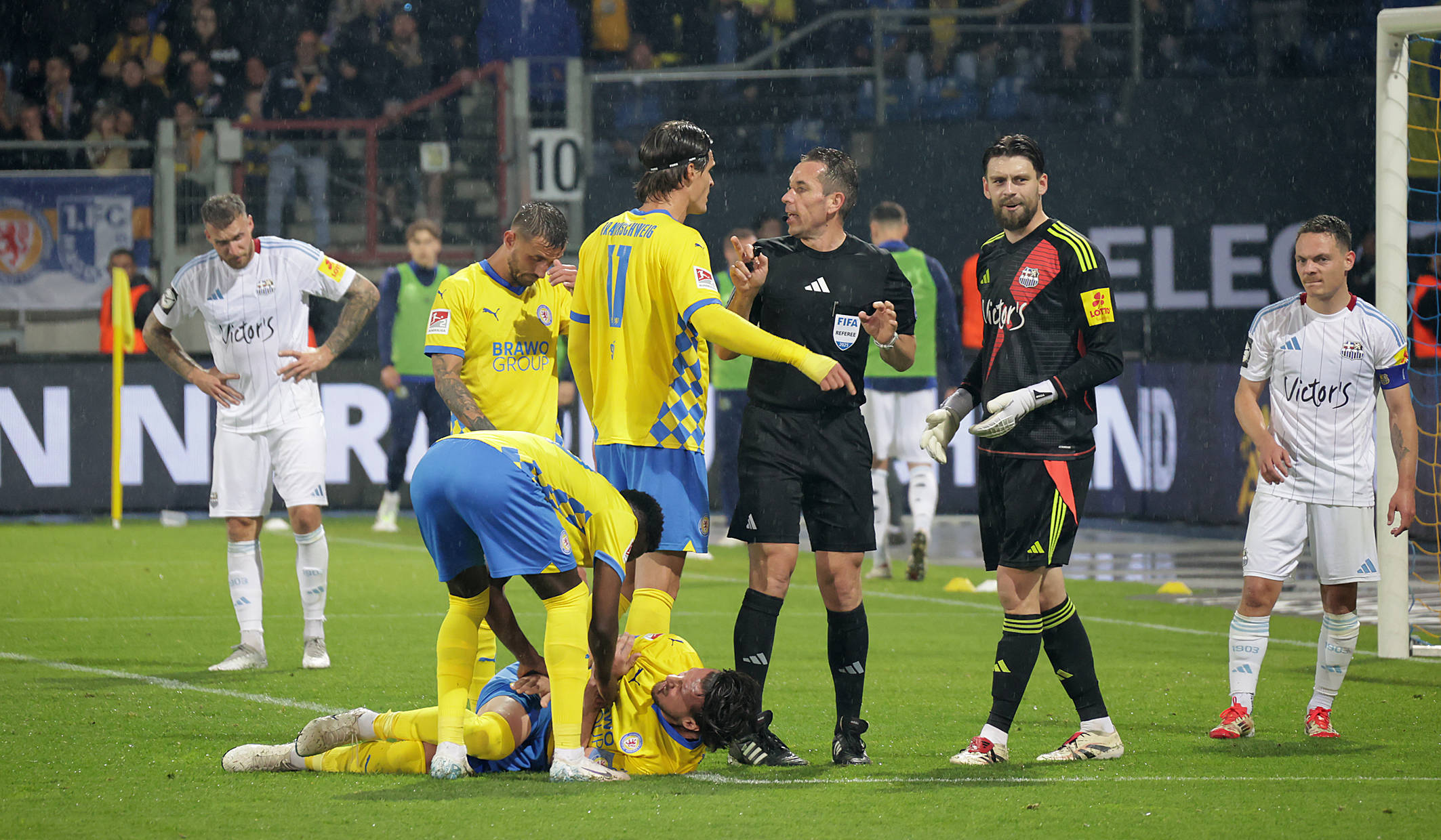 Schiedsrichter Tobias Stieler stand im Relegationsspiel zwischen Braunschweig und Saarbrücken häufiger im Mittelpunkt.