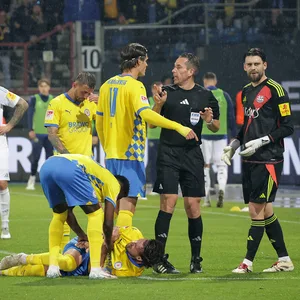 Schiedsrichter Tobias Stieler stand im Relegationsspiel zwischen Braunschweig und Saarbrücken häufiger im Mittelpunkt.