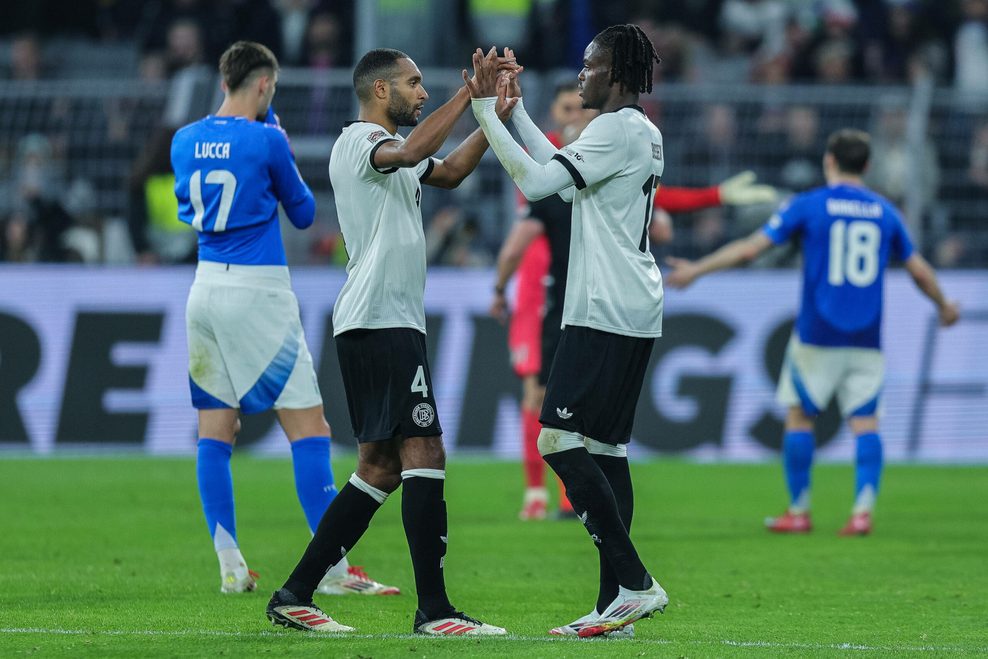 Jonathan Tah und Yann Bisseck klatschen ab