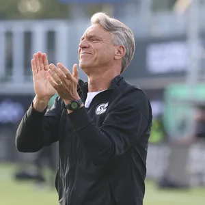 Horst Steffen klatsch in die Hände und bedankt sich bei den Fans