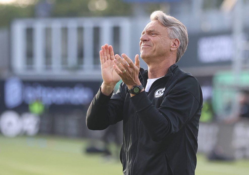 Horst Steffen klatsch in die Hände und bedankt sich bei den Fans