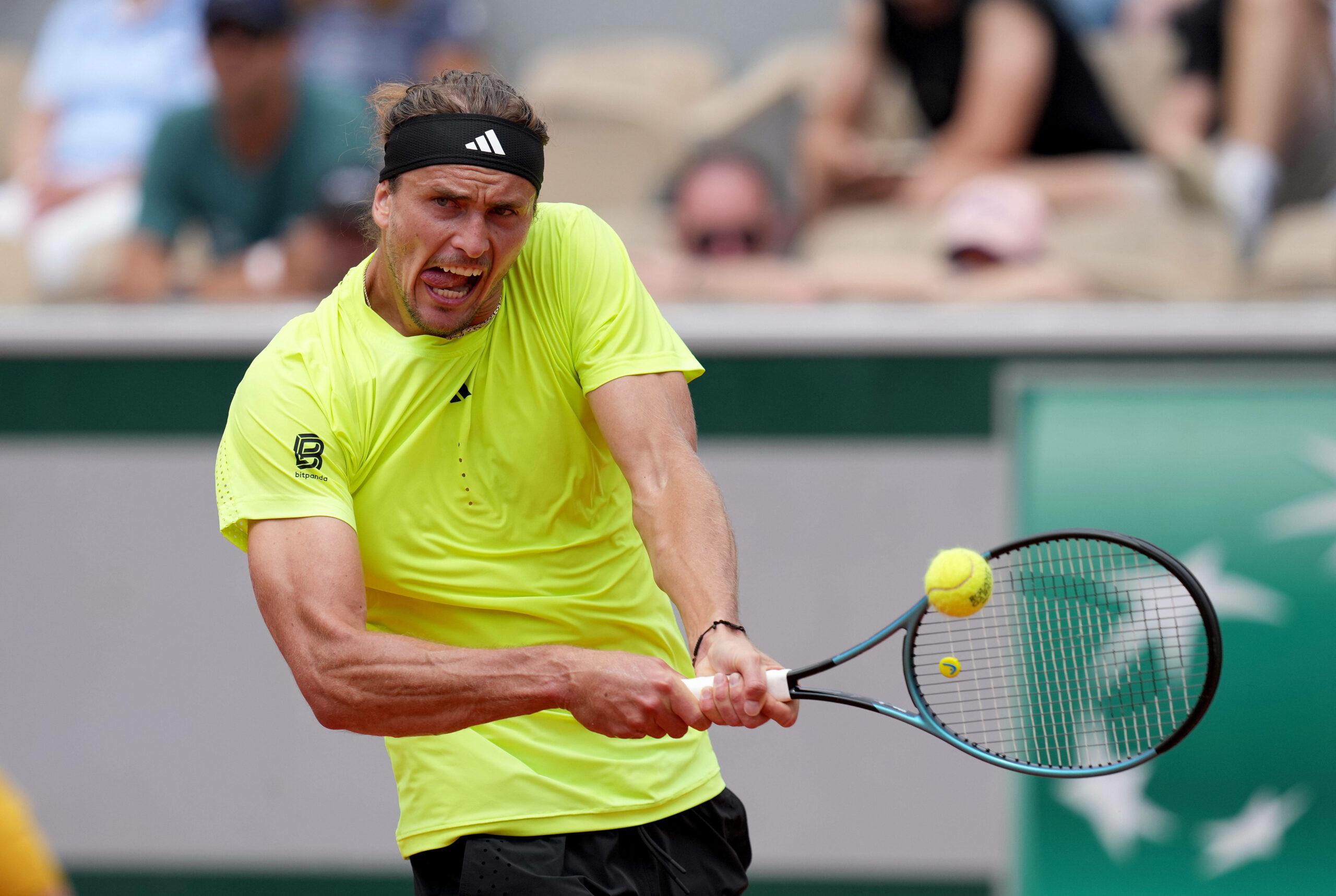 Alexander Zverev spielt den Ball