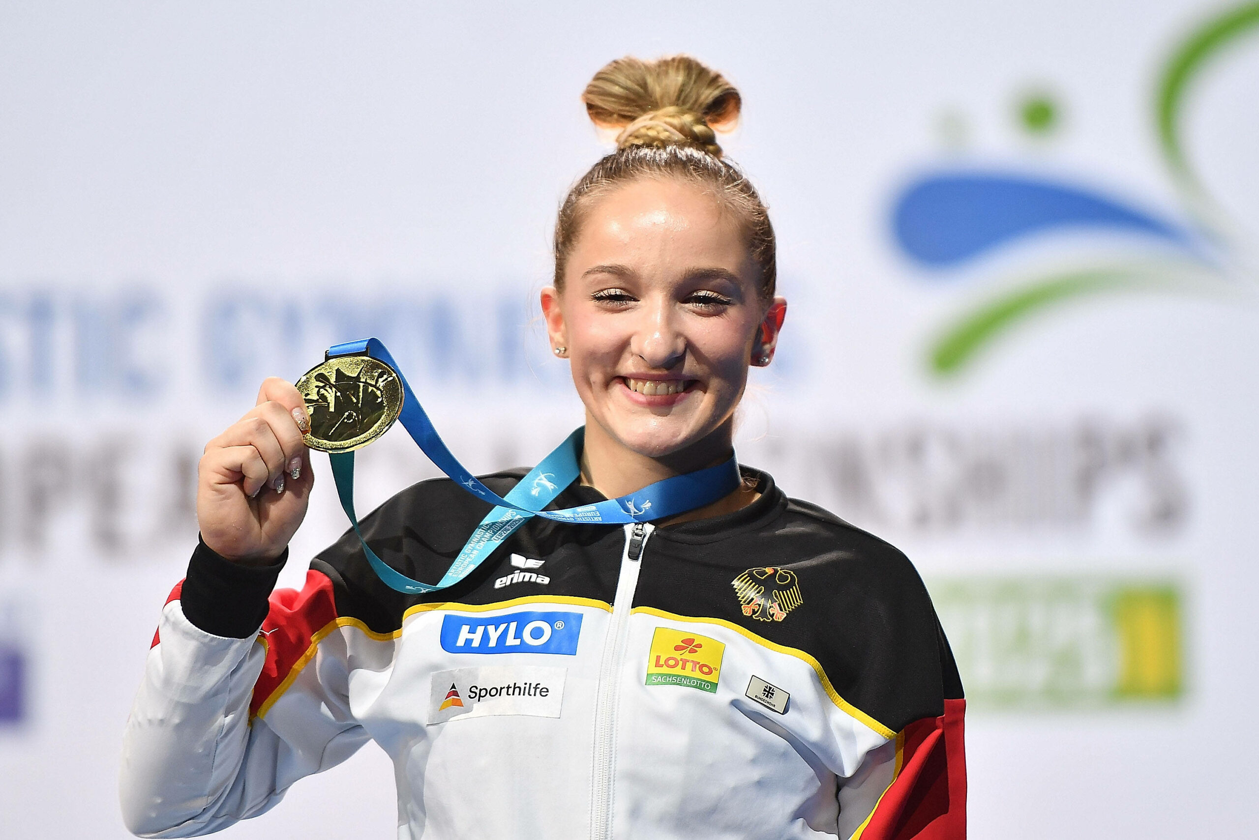 Karina Schönmaier hält die Gold-Medaille in der Hand
