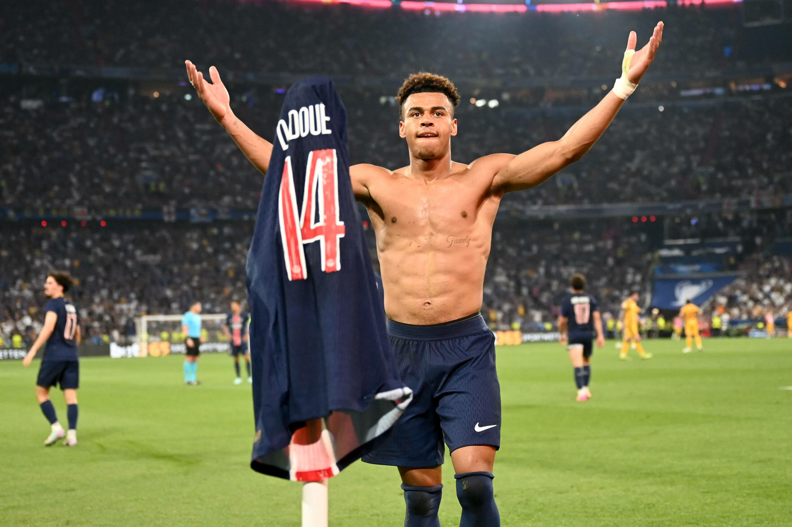 Désiré Doué feiert sein zweites Tor für Paris St. Germain.