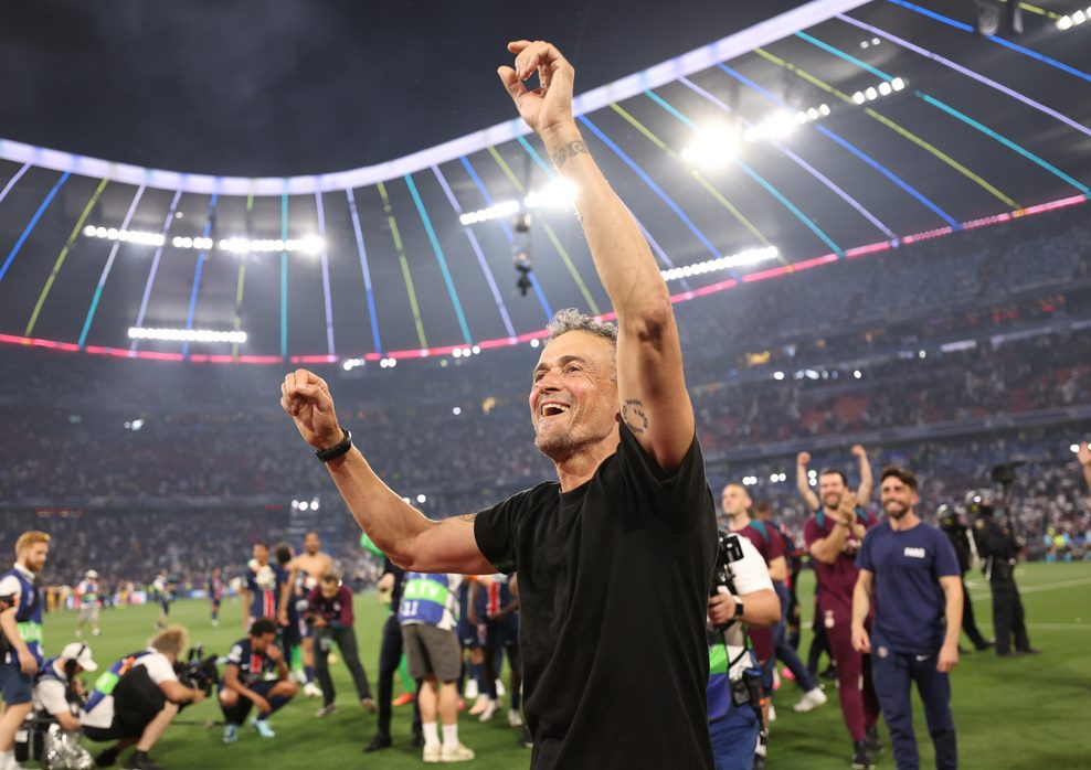 PSG-Trainer Luis Enrique feiert den historischen Erfolg.