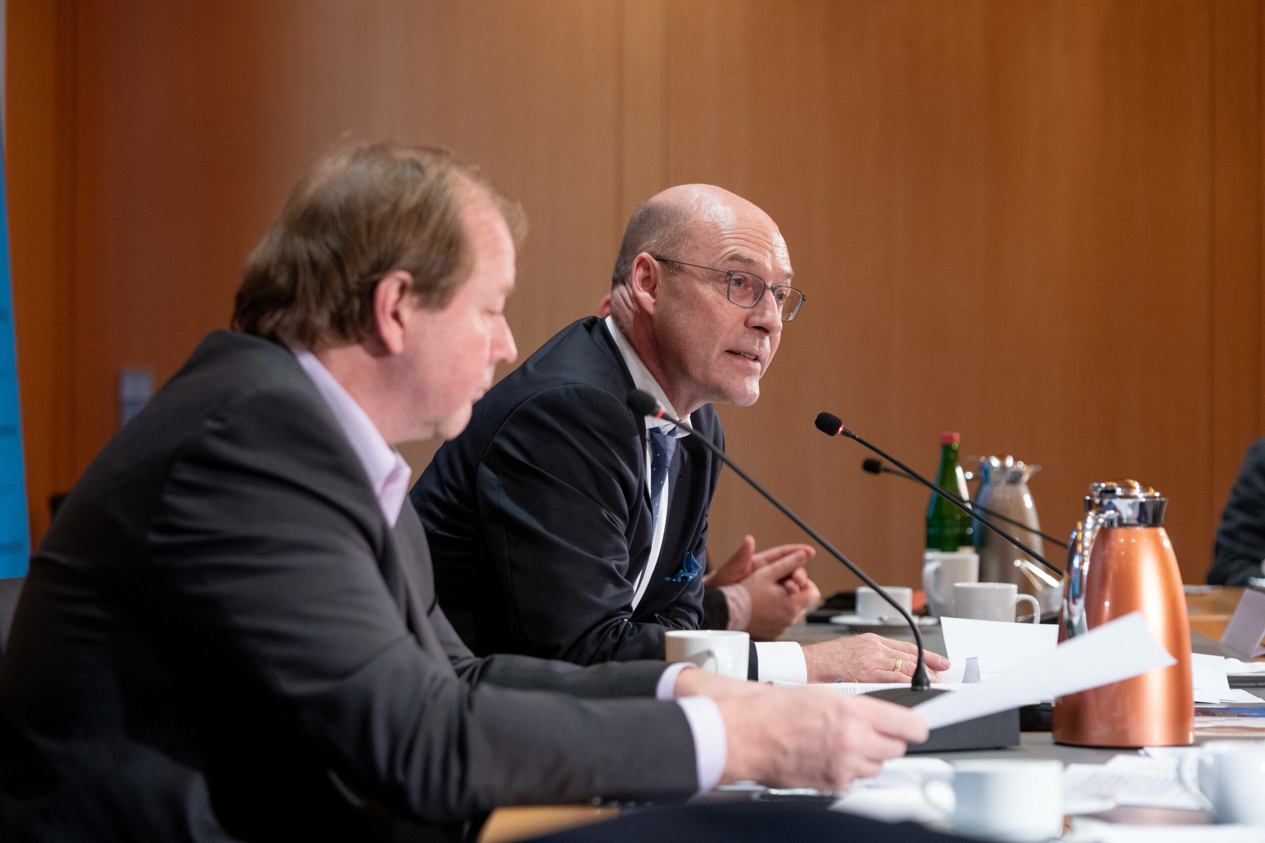 Dirk Nockemann (rechts) und Alexander Wolf (noch weiter rechts) von der AfD Hamburg.