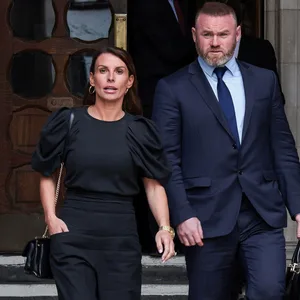 Coleen Rooney mit Ehemann Wayne bei der Verhandlung des Prozesses 2022