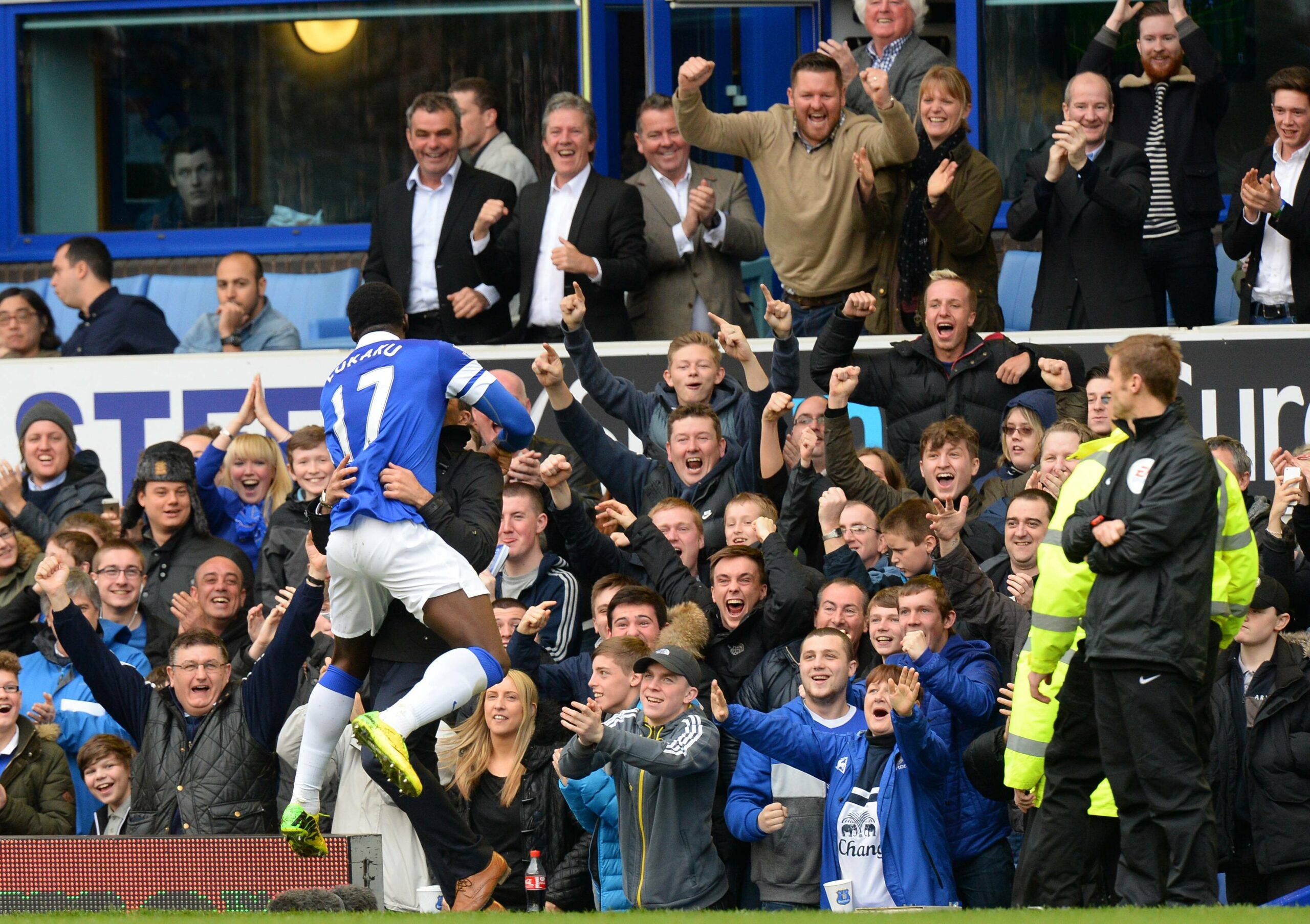 Romelu Lukaku feiert sein Tor mit den Fans