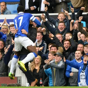Romelu Lukaku feiert sein Tor mit den Fans