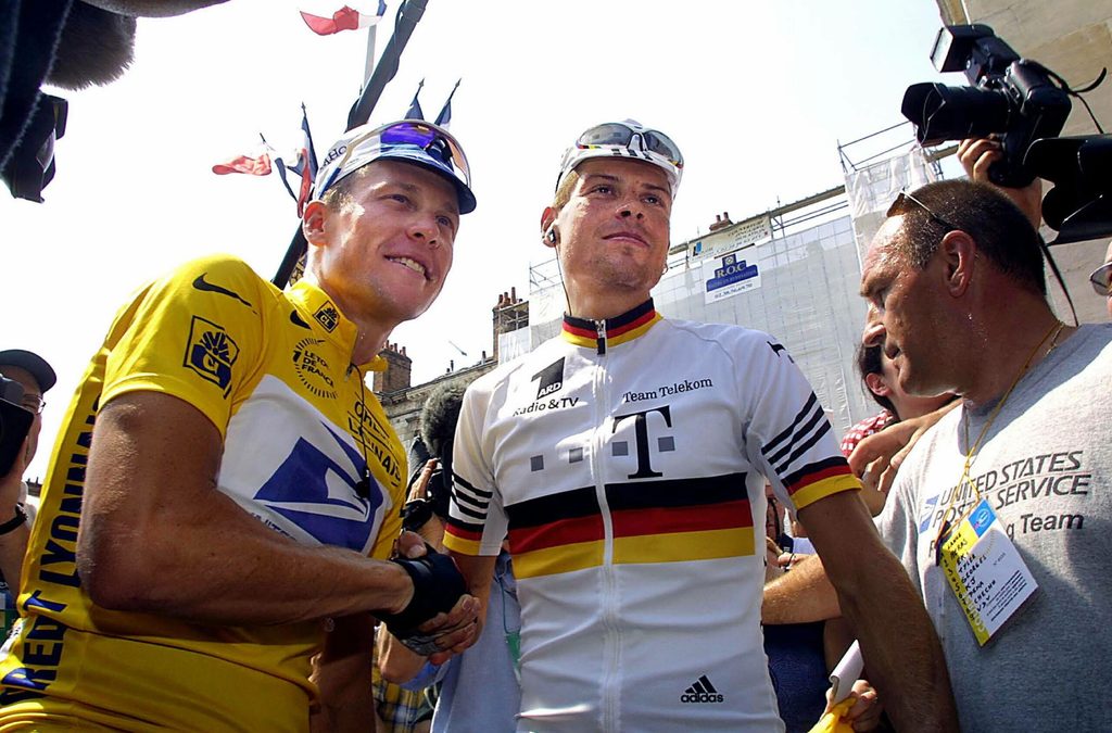 Lance Armstrong und Jan Ullrich schütteln sich die Hand.