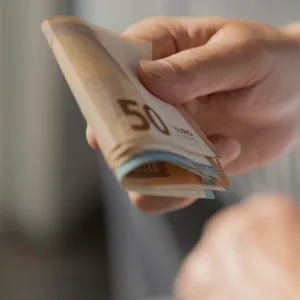 Dem Ex-Polizisten wird Bestechlichkeit in mehreren Fällen vorgeworfen.