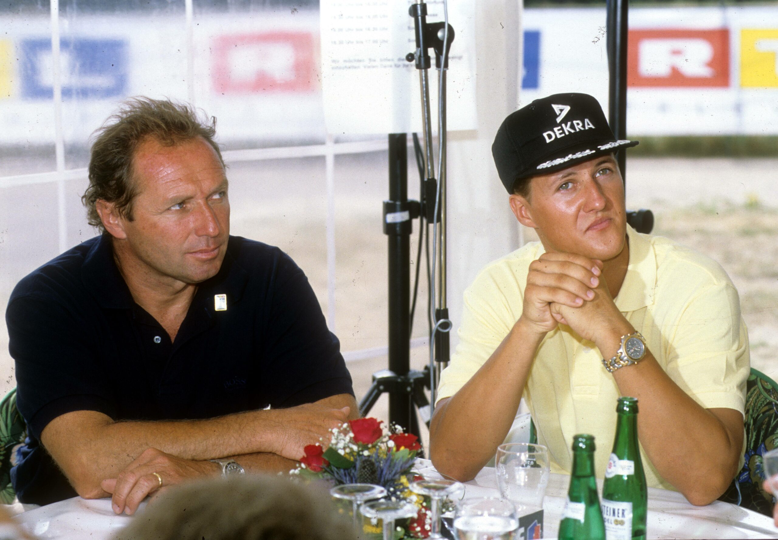 Jochen Mass und Michael Schumacher schauen zur Seite