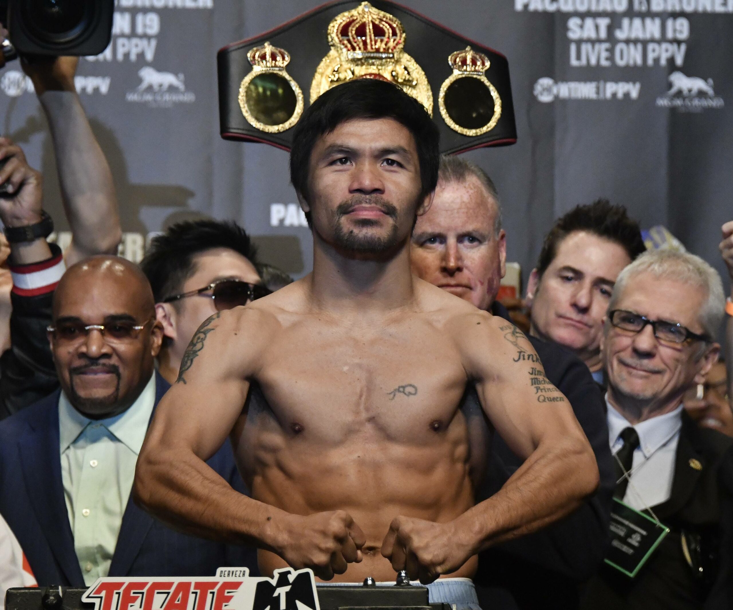 Manny Pacquiao posiert mit freiem Oberkörper für die Kameras