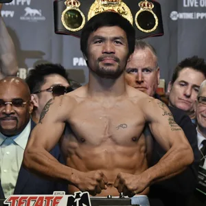 Manny Pacquiao posiert mit freiem Oberkörper für die Kameras