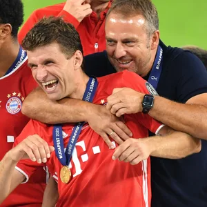 Hansi Flick umarmt Thomas Müller nach dem gewonnen UEFA Super-Cup